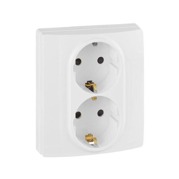 Розетка 2-м Etika с заземл. защ. шторки в сборе бел. Leg 672233